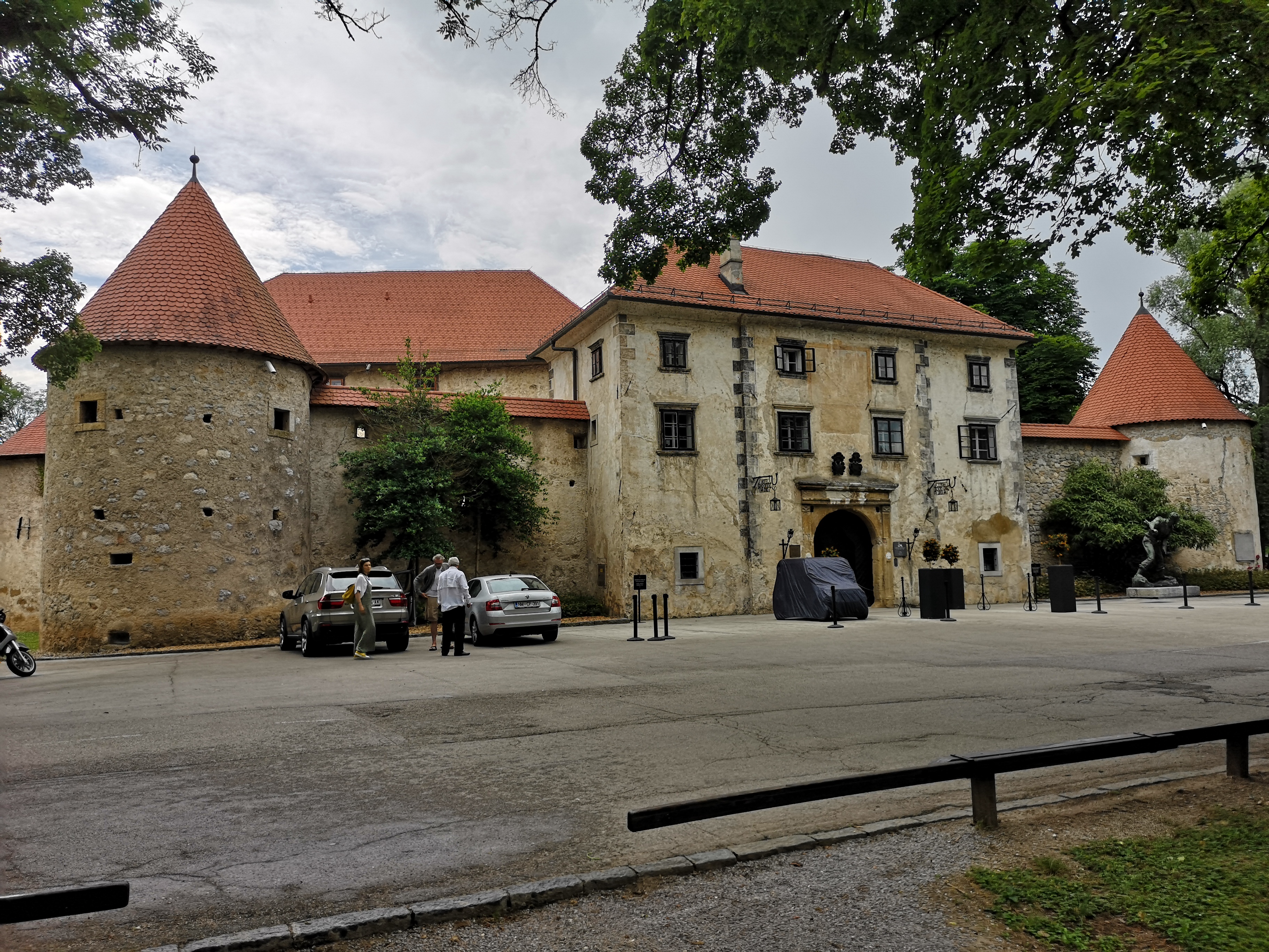 Grad Otočec leži na otoku reke Krke.
