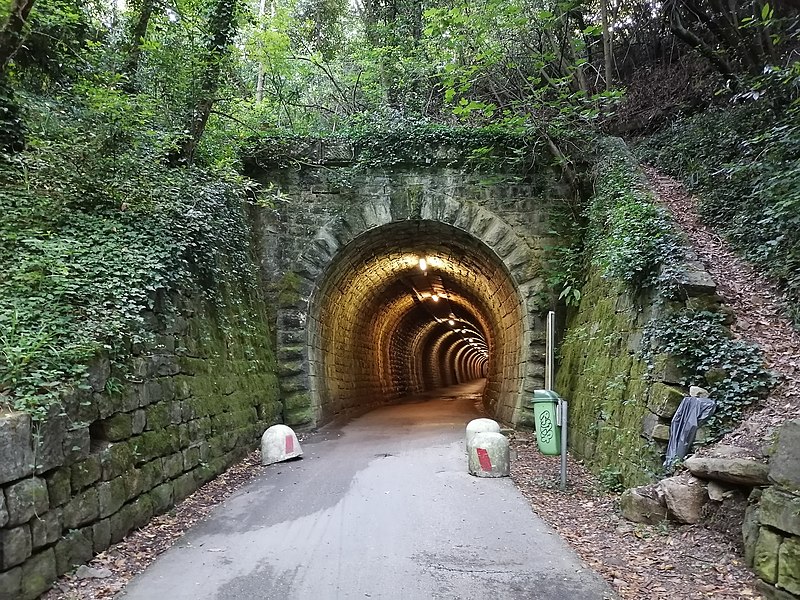 Predor Valeta, https://sl.wikipedia.org/wiki/Predor_Valeta#/media/Slika:Tunnel_Valeta.jpg 