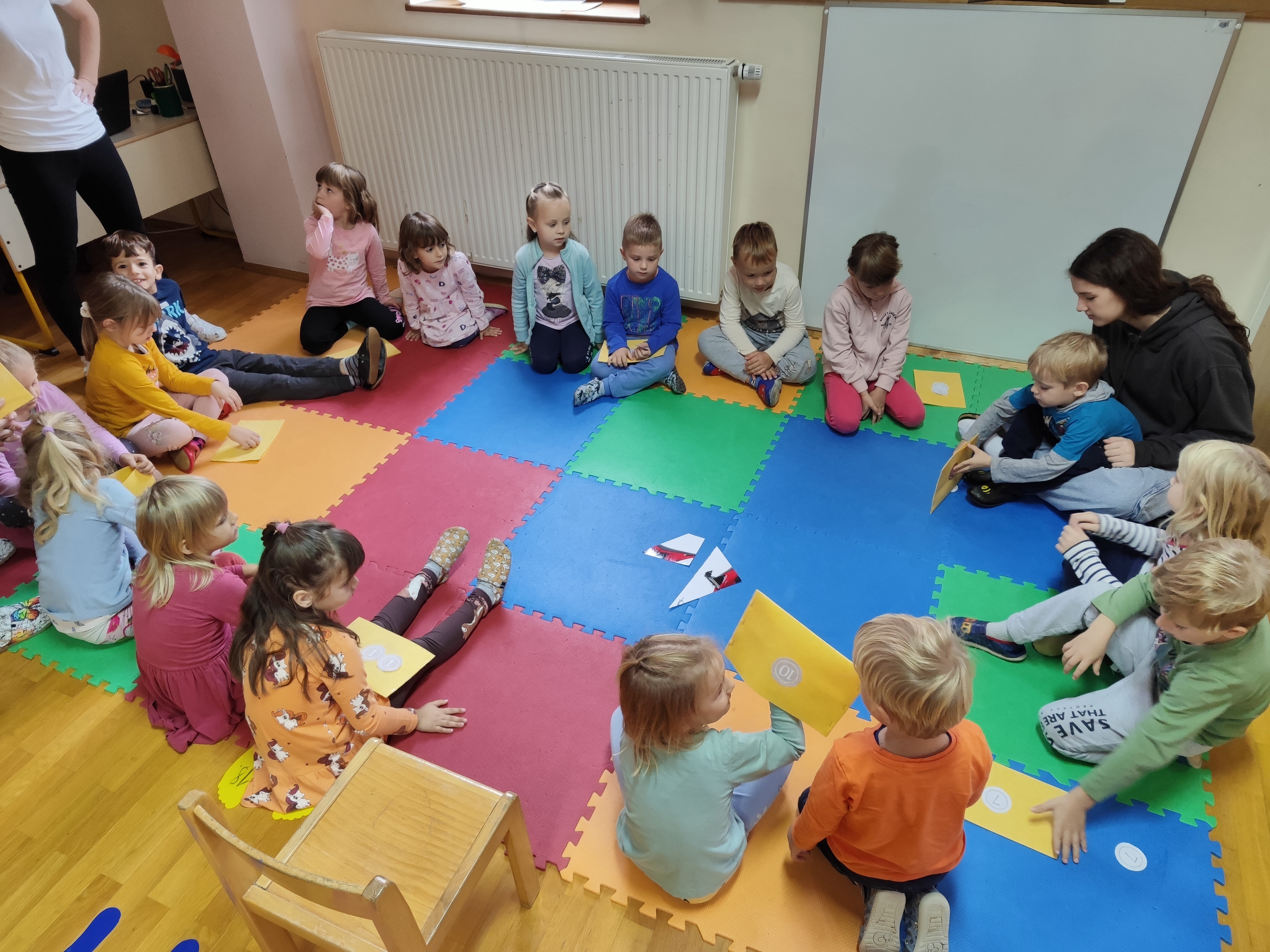 Odpiranje kuvert in sestavljanke slike.