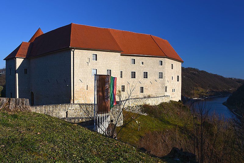 https://sl.wikipedia.org/wiki/Brestanica#/media/Slika:Rajhenburg_castle.jpg