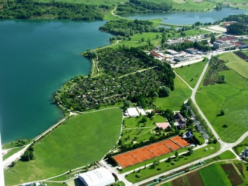 Velenjsko jezero ter na desni vrtičkarsko naselje Kunta Kinte