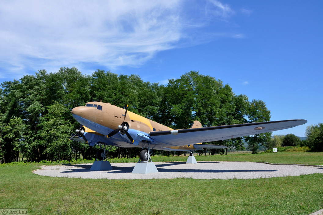 Letalo DC3 s katerim so zavezniški piloti iz osvobojene Bele krajine odvažali ranjence, sestreljene pilote in mlade partizanske mamice na varno v Južno Italijo 