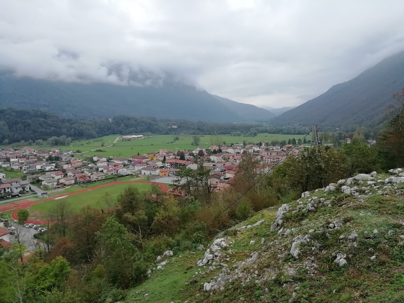 Razgled s kostnice proti dolini Nadiže (zahod).
